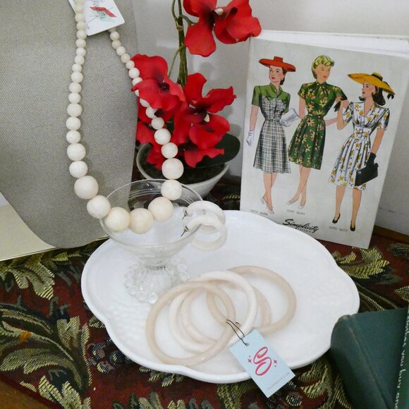 Splendette 1950's Style Fakelite Creamy White Carved Jewelry Set Small - Picture 9 of 11